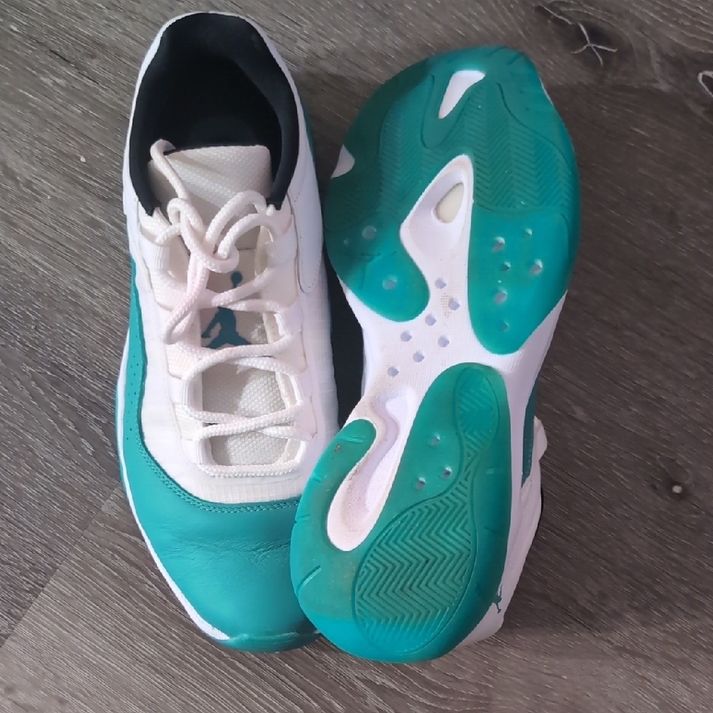 Jordan 11 Comfort Low in White and Teal Men’s 9 / women’s 10 - Picture 3 of 4